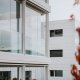 Dezente Verglasung transparent filigran fuer Mehrfamilienhaus Schweiz COVER